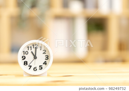 時鐘時間11:00 23:00 11:00 23:00 98249732