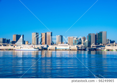 東京的建築物和美麗的海藍天 東京的建築物和美麗的海藍天 98249965