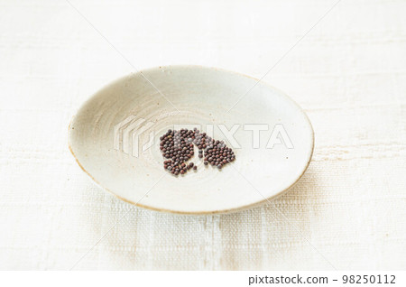 Bonito rape seeds on white background 98250112