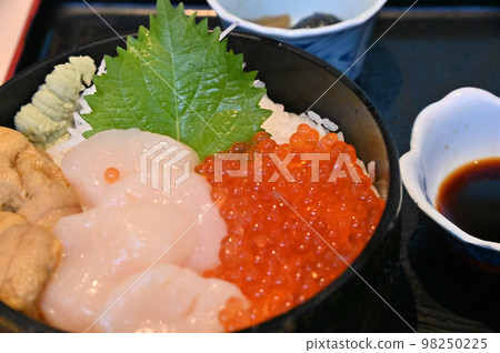 Sea urchin, salmon roe and scallop rice bowl in Wakkanai, Hokkaido 98250225