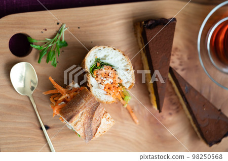 什錦小酒館式長棍麵包三明治 98250568
