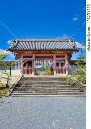 Middle gate of Ninnaji temple in Kyoto Middle gate of Ninnaji temple in Kyoto 98251836