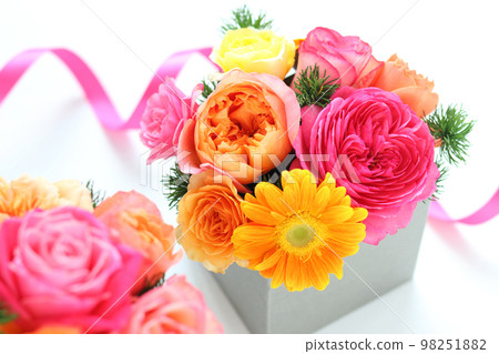 Arrangement of roses and gerberas 98251882