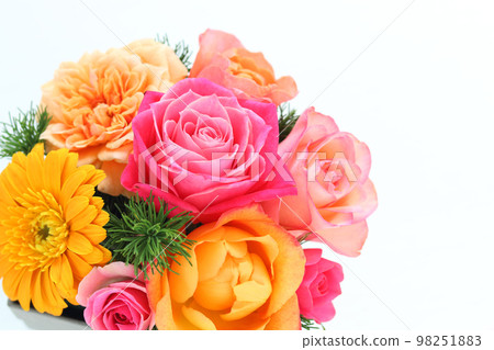 Arrangement of roses and gerberas 98251883