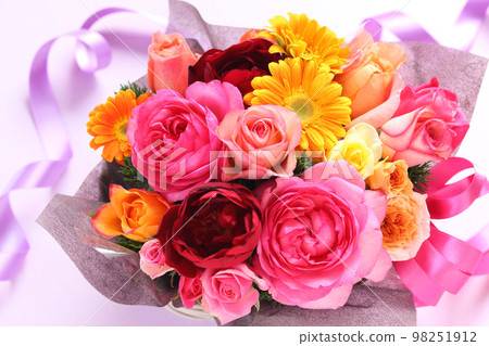 Arrangement of roses and gerberas Arrangement of roses and gerberas 98251912