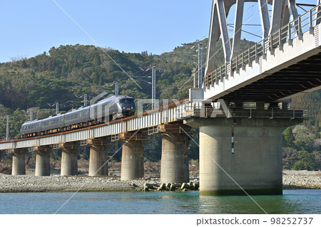 穿過禦見川大橋的特急日輪 穿過禦見川大橋的特急日輪 98252737