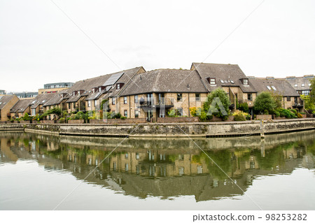 牛津泰晤士河畔一座歷史悠久的磚砌建築 98253282