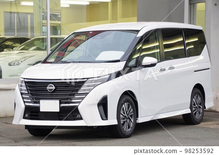 汽車形像新日產Serena 98253592