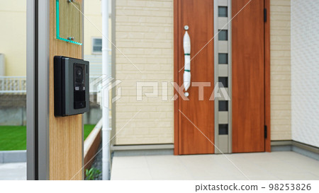 Call chime and entrance door installed in a residence Call chime and entrance door installed in a residence 98253826