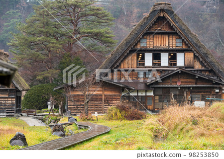 [白川鄉]冬雨中的和田屋和小路 98253850