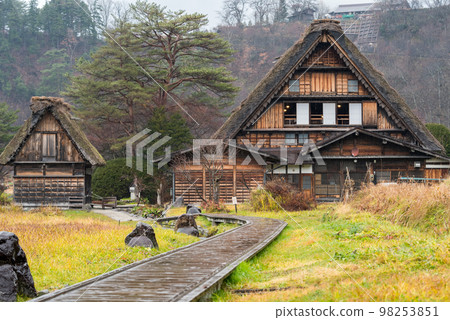 [Shirakawa-go] Wada house and path in winter rain 98253851