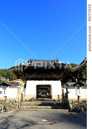 Autumn at Koshoji Temple: Ryugumon Gate 98253858
