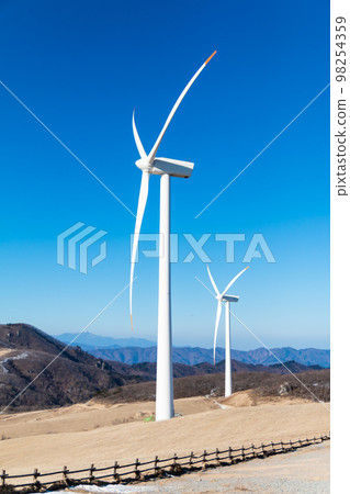 山頂的風力渦輪機 山頂的風力渦輪機 98254359