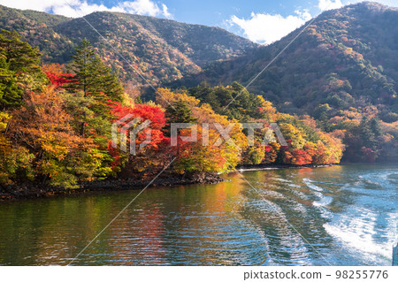 《Tochigi Prefecture》Autumn Oku Nikko Lake Chuzenji・Haccho Dejima of autumn leaves 《From Lake Chuzenji Pleasure Boat》 98255776