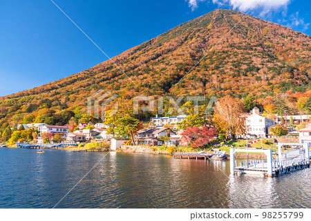 “栃木縣”奧日光的中禪寺湖和秋天的紅葉“來自中禪寺湖遊船” 98255799