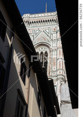 View of the Florence Cathedral, Cattedrale di Santa Maria del Fiore, Florence, Italy 98256739