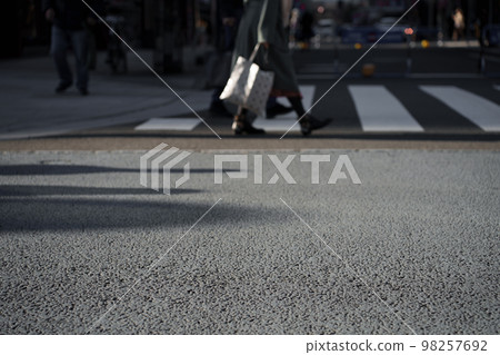 反映瀝青和人腳的城市景觀 98257692