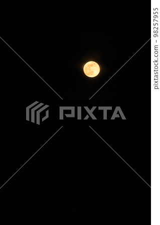 北斗市白州町,1 月 冬季滿月在關東山的雲層之間升起 北斗市白州町,1 月 冬季滿月在關東山的雲層之間升起 98257955