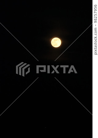 北斗市白州町,1 月 冬季滿月在關東山的雲層之間升起 北斗市白州町,1 月 冬季滿月在關東山的雲層之間升起 98257956