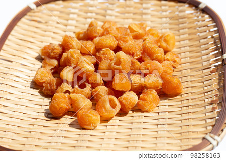 Dried longan in bamboo weave plate 98258163