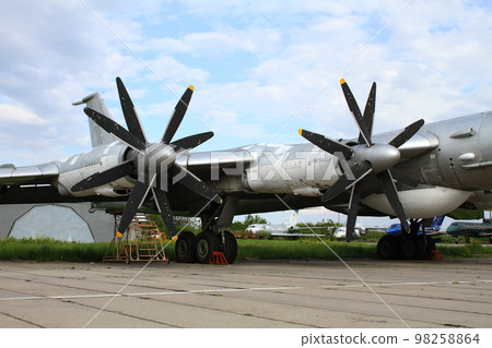 Landing Gear AnPropeller Blades Of Old Military Landed Strategic Bomber d Wing Of Plane With Propeller Blades  98258864