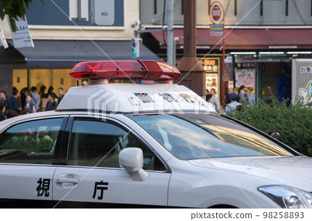 警車在市中心戒備 98258893