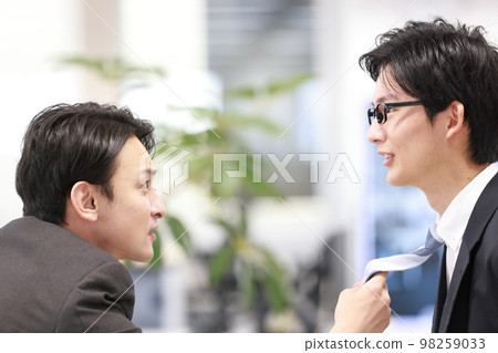 憤怒的老闆抓住下屬的領帶_特寫 1 98259033