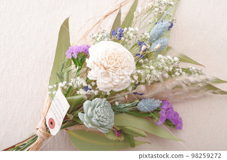 Dried flower swag 98259272