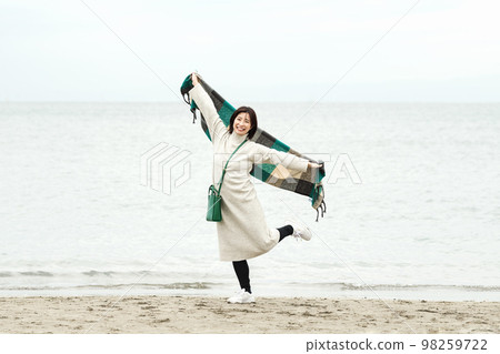 woman going out to the sea in winter 98259722