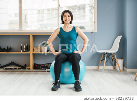 在健身房騎平衡球的女人 在健身房騎平衡球的女人 98259738