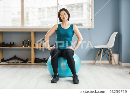 在健身房騎平衡球的女人 98259739