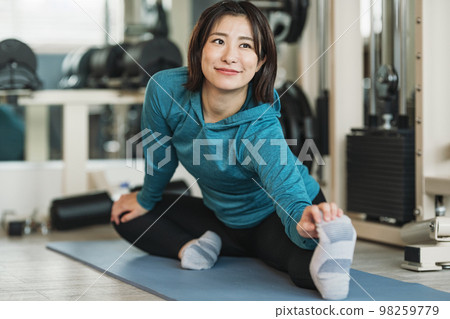 Woman stretching at the gym 98259779