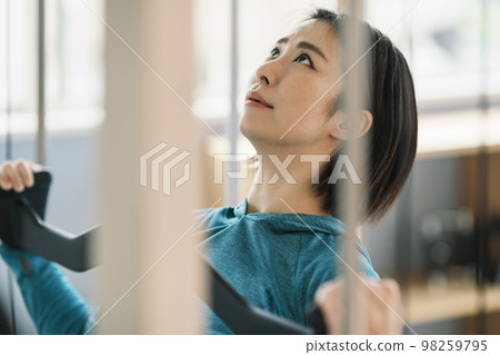 Woman training at the gym 98259795