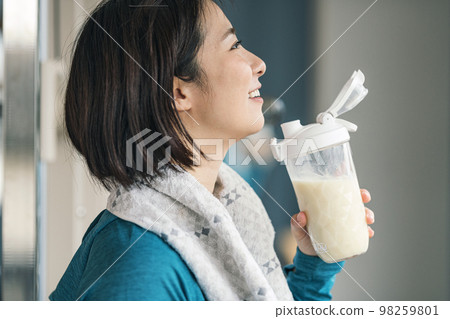 在健身房鍛煉肌肉後喝蛋白質的女人 在健身房鍛煉肌肉後喝蛋白質的女人 98259801