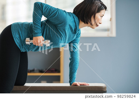 Young woman doing muscle training at the gym 98259824
