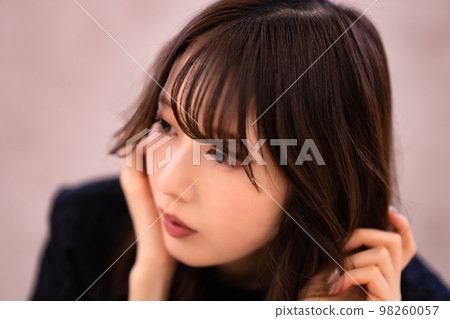 woman with a feminine flair 98260057