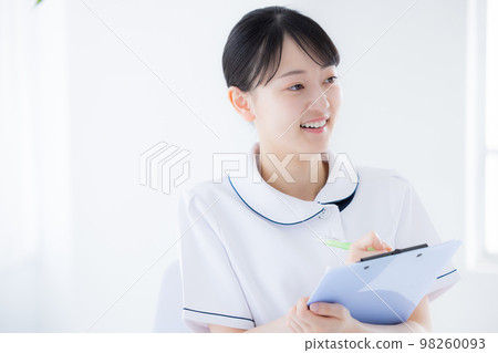 Medical female nurse portrait 98260093