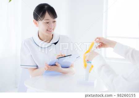 Medical female nurse portrait 98260155