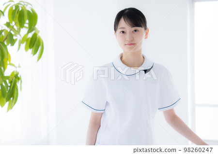 Portrait of a medical nurse 98260247