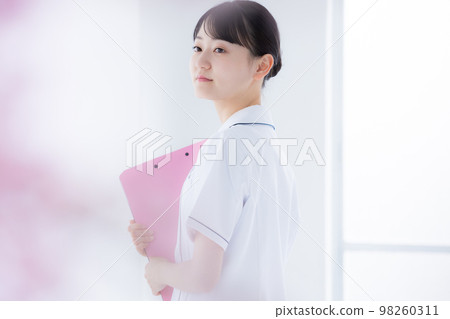 Portrait of a medical nurse 98260311