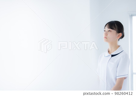 Portrait of a medical nurse 98260412
