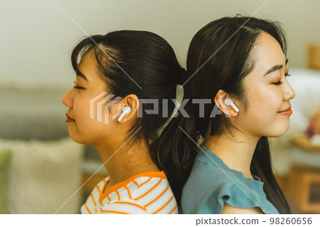 wireless earphones and girls 98260656