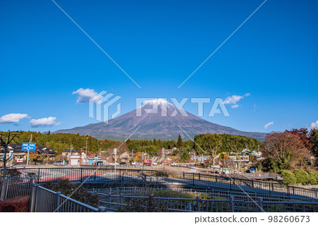 富士山和藍天的美麗景色 富士山和藍天的美麗景色 98260673