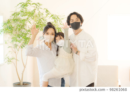 家庭戴著口罩 家庭戴著口罩 98261068