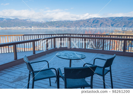 [Lake Suwa Service Area Inbound] Looking at Lake Suwa from the wood deck [Winter] 98261200