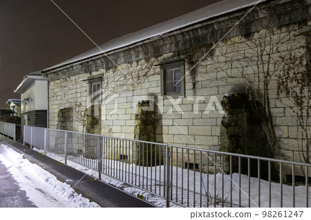 雪天倉庫夜景 98261247