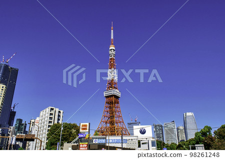 從赤羽橋十字路口看到的東京鐵塔風景 98261248