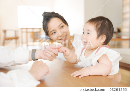 cute baby and parents cute baby and parents 98261263