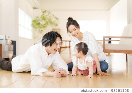 cute baby and parents 98261308