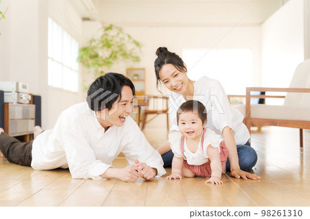 cute baby and parents 98261310